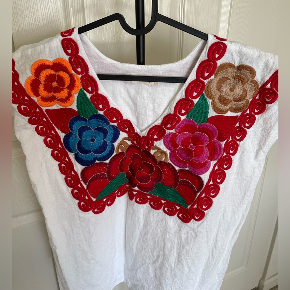 Beautiful embroidery flower women’s top - Picture 3 of 5